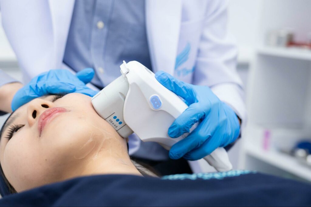 หมอ V Square Clinic ประสบการณ์สูง