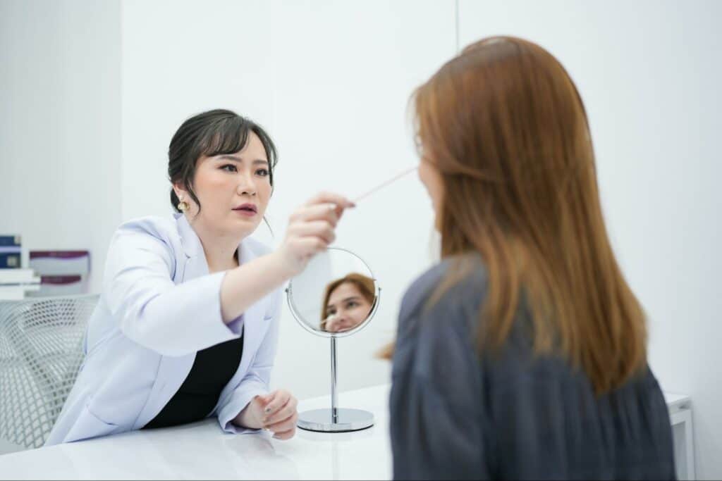 ฉีดฟิลเลอร์ขมับที่ V Square Clinic ดีอย่างไร โดยหมอย้งยี้