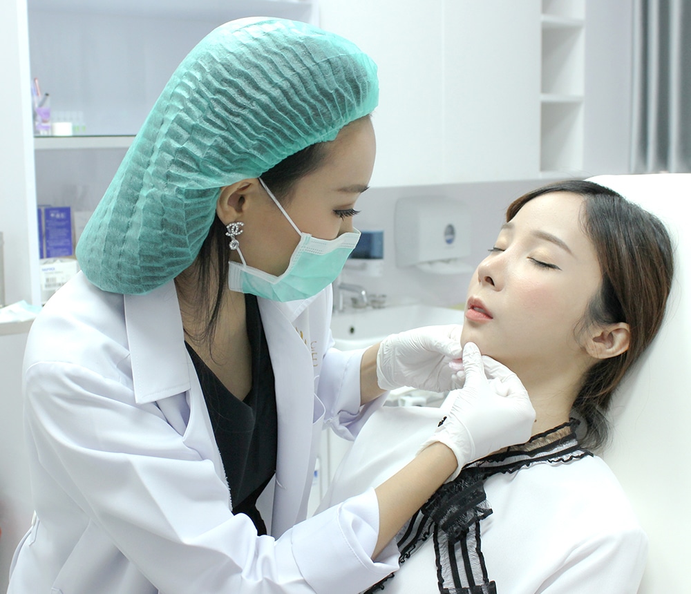 ฉีดฟิลเลอร์คาง ที่ V Square Clinic โดยพญ.วันรวี